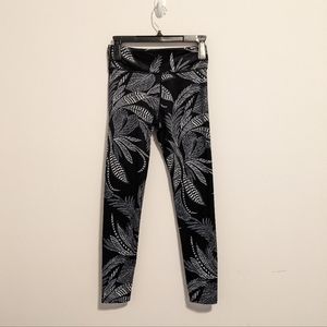 NWT Joy Lab black white leaf pattern athletic leggings size XS
